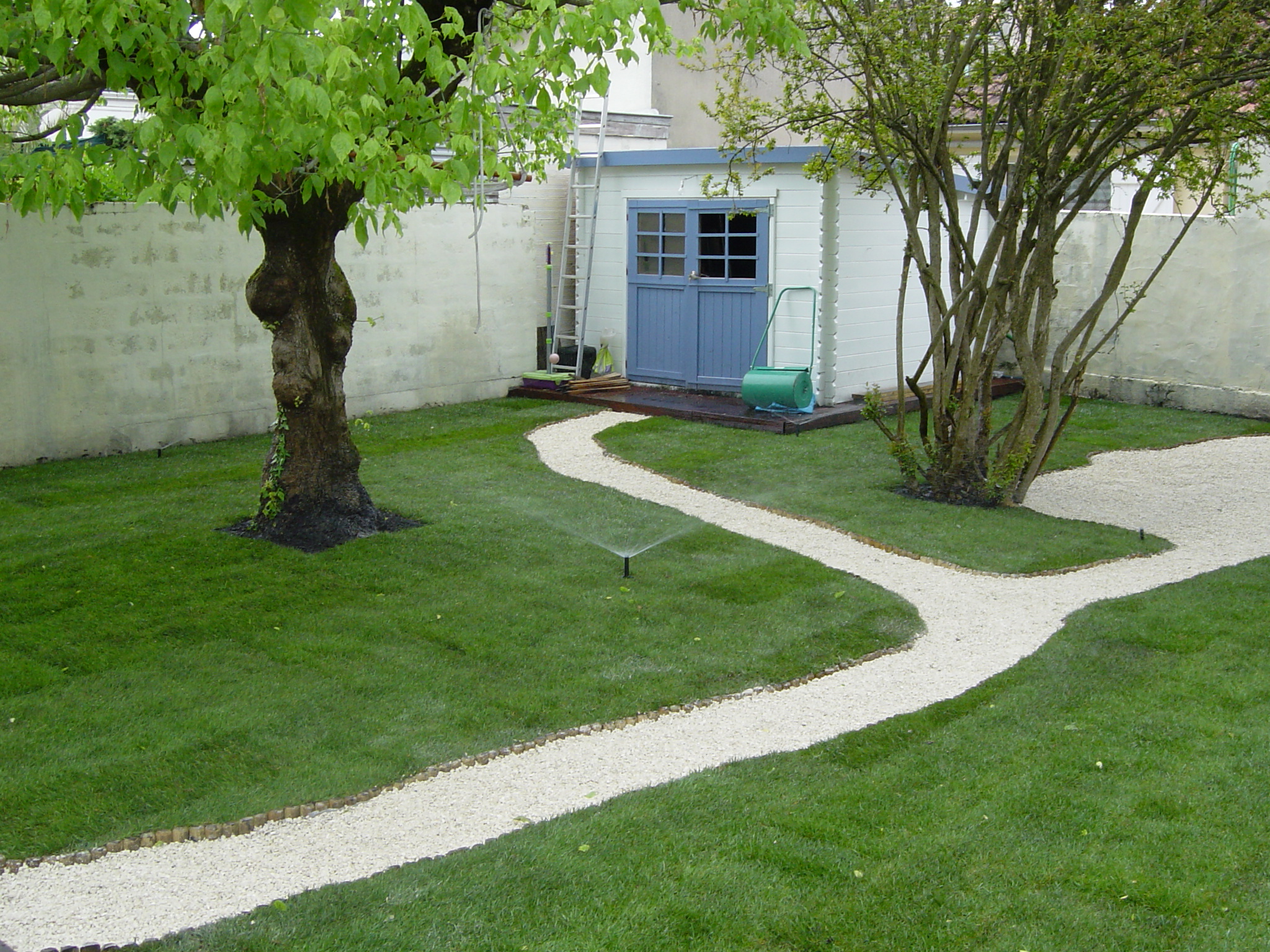 jardin APRES pelouse realis&eacute;e avec du gazon de placage iDGreen